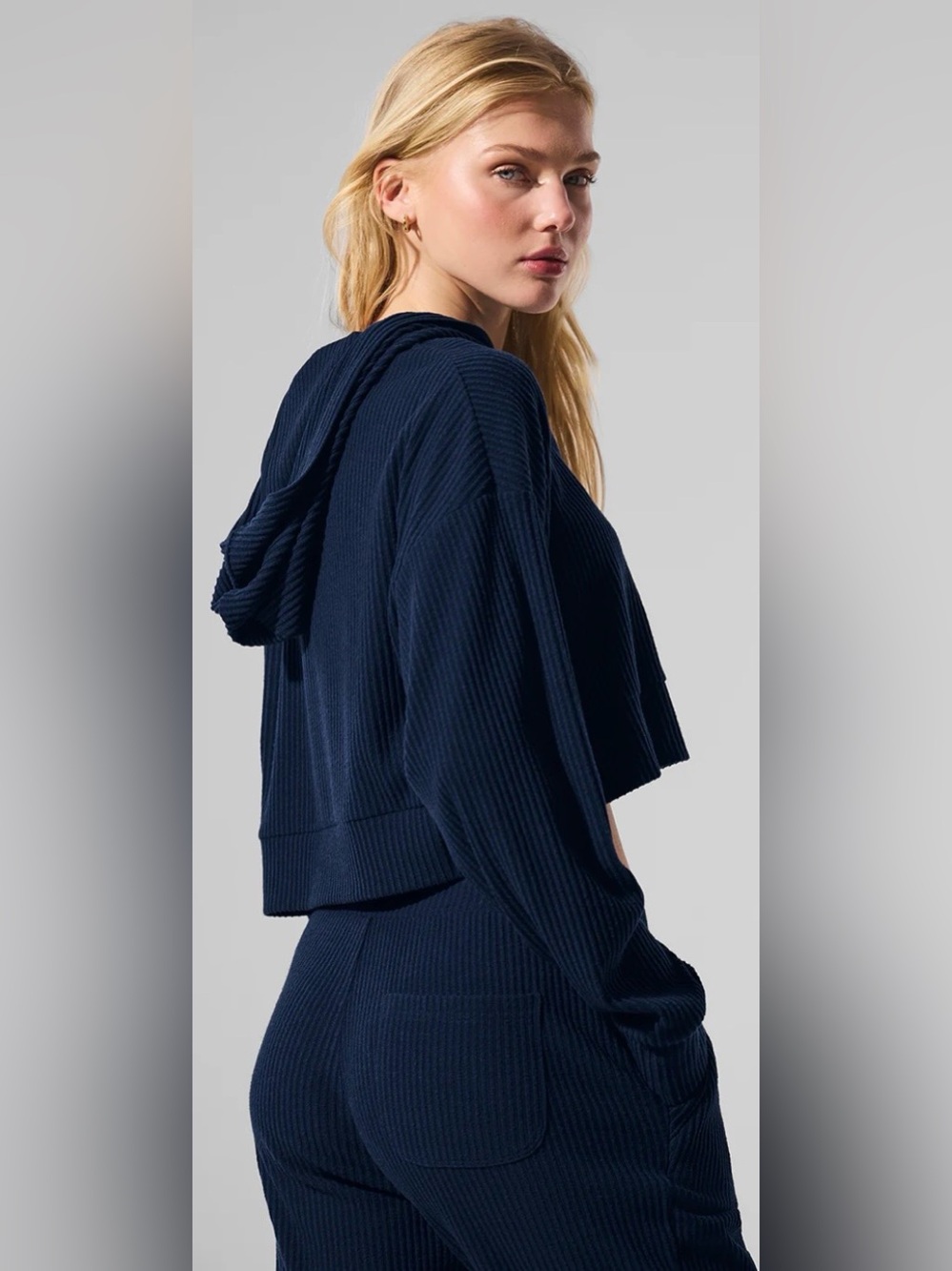 ALO MUSE RIBBED CROPPED HOODIE & MUSE RIBBED JOGGERS - Picture 11 of 12